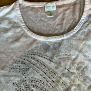Chico’s dusty pink Zenergy tee Shirt size 0 with subtle print